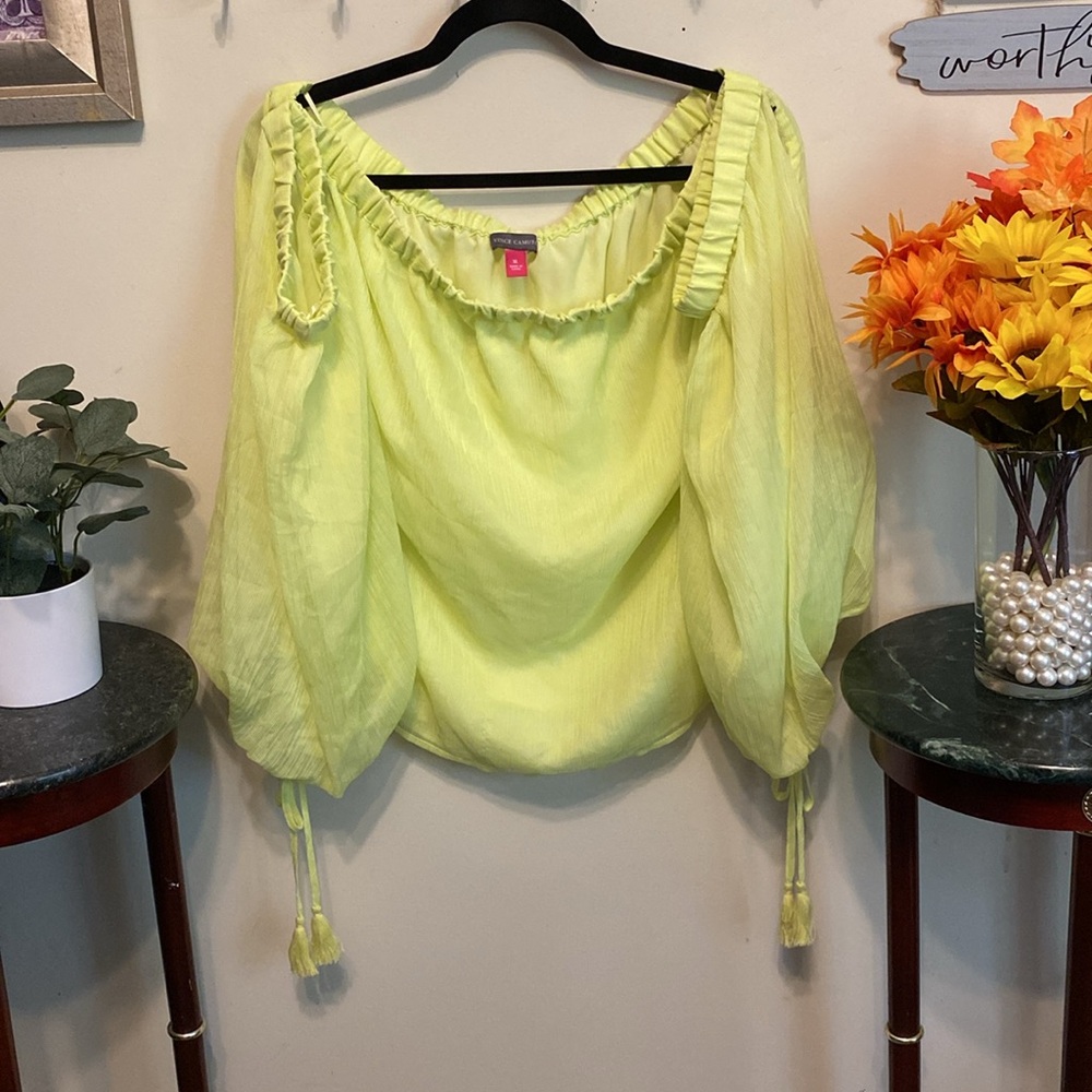 NWT Vince Camuto Top. All lined. Light Kiwi Green. Sz XL. Retail $99.